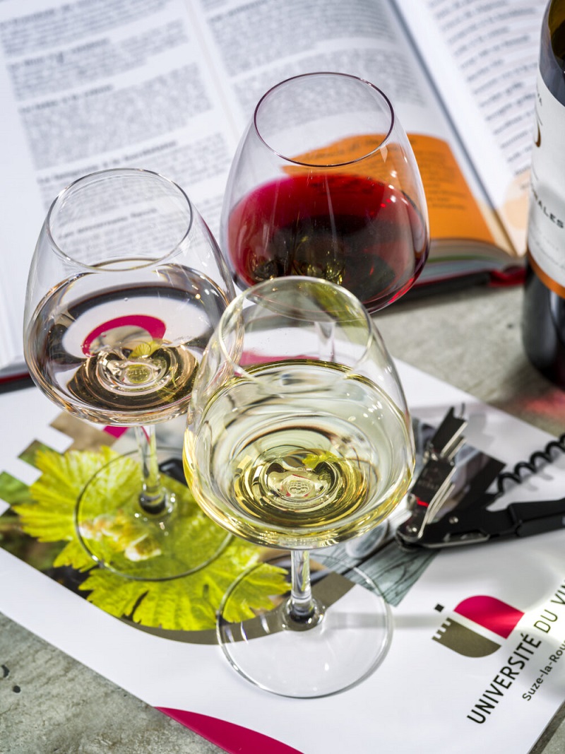 Trio de verres : vin rouge, rosé et blanc